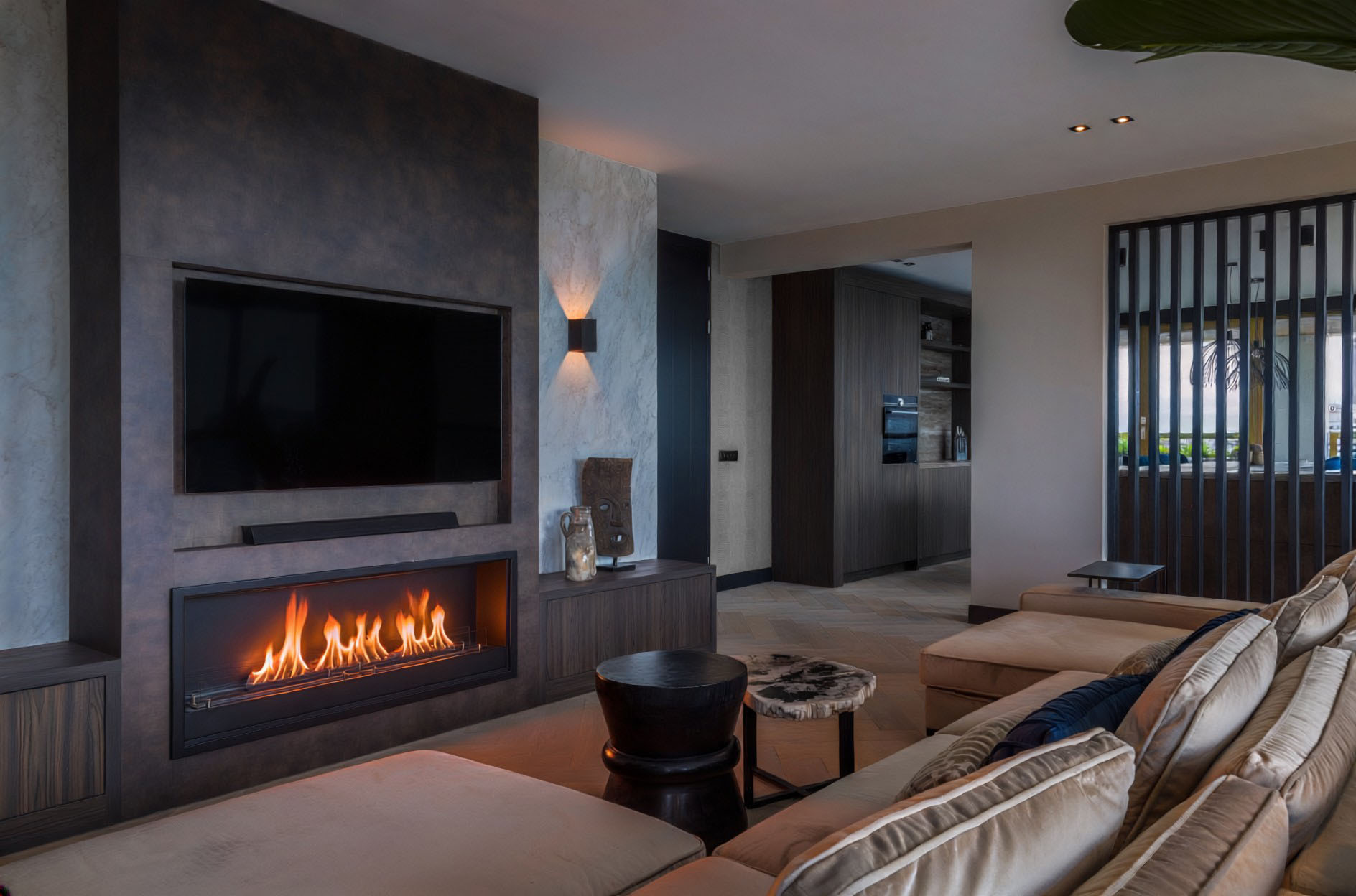 Penthouse - Woonkamer met gashaard, wandlampen en zwarte lamellenscherm