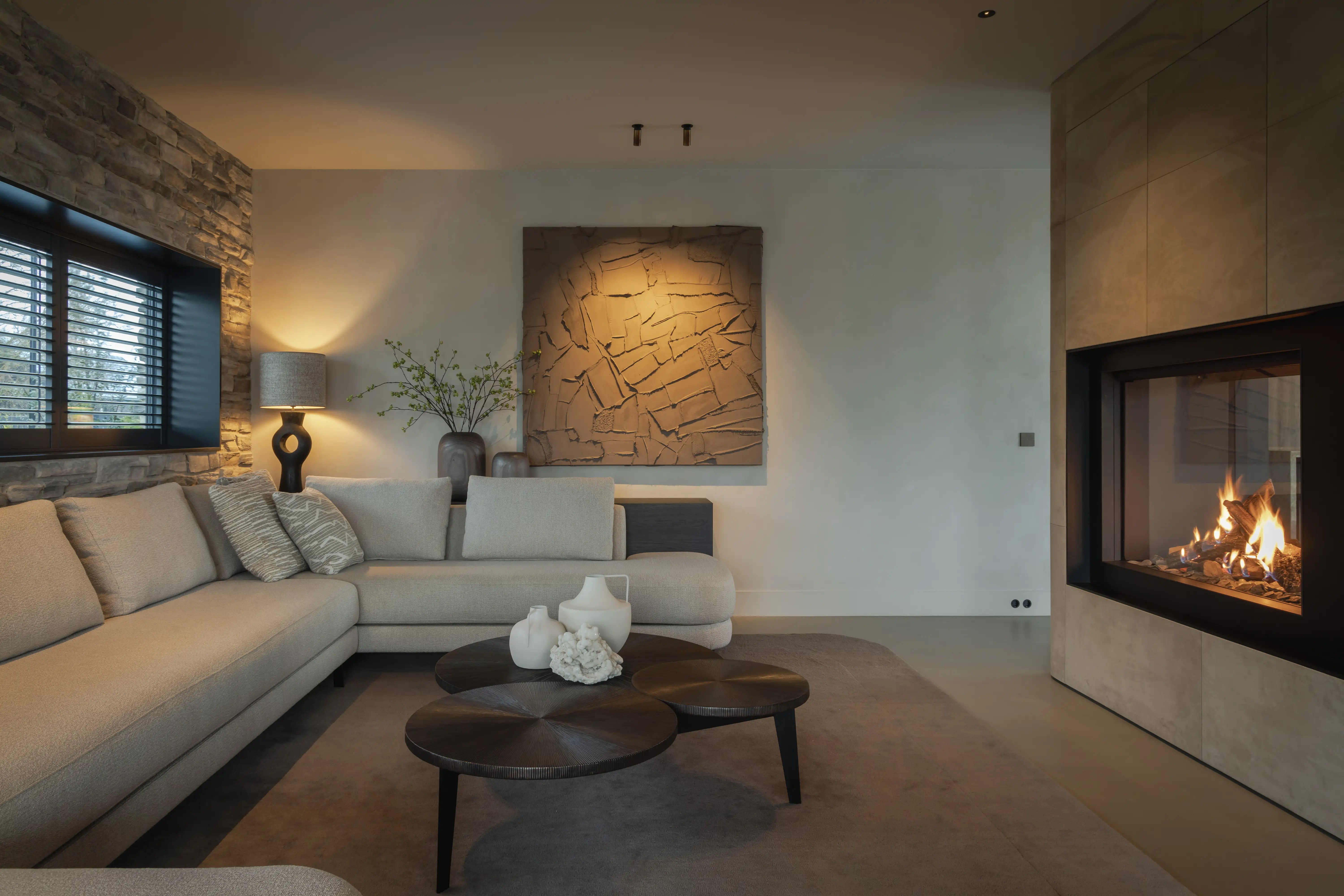 Villa aan het Water - Woonkamer met haard en kunstwerk