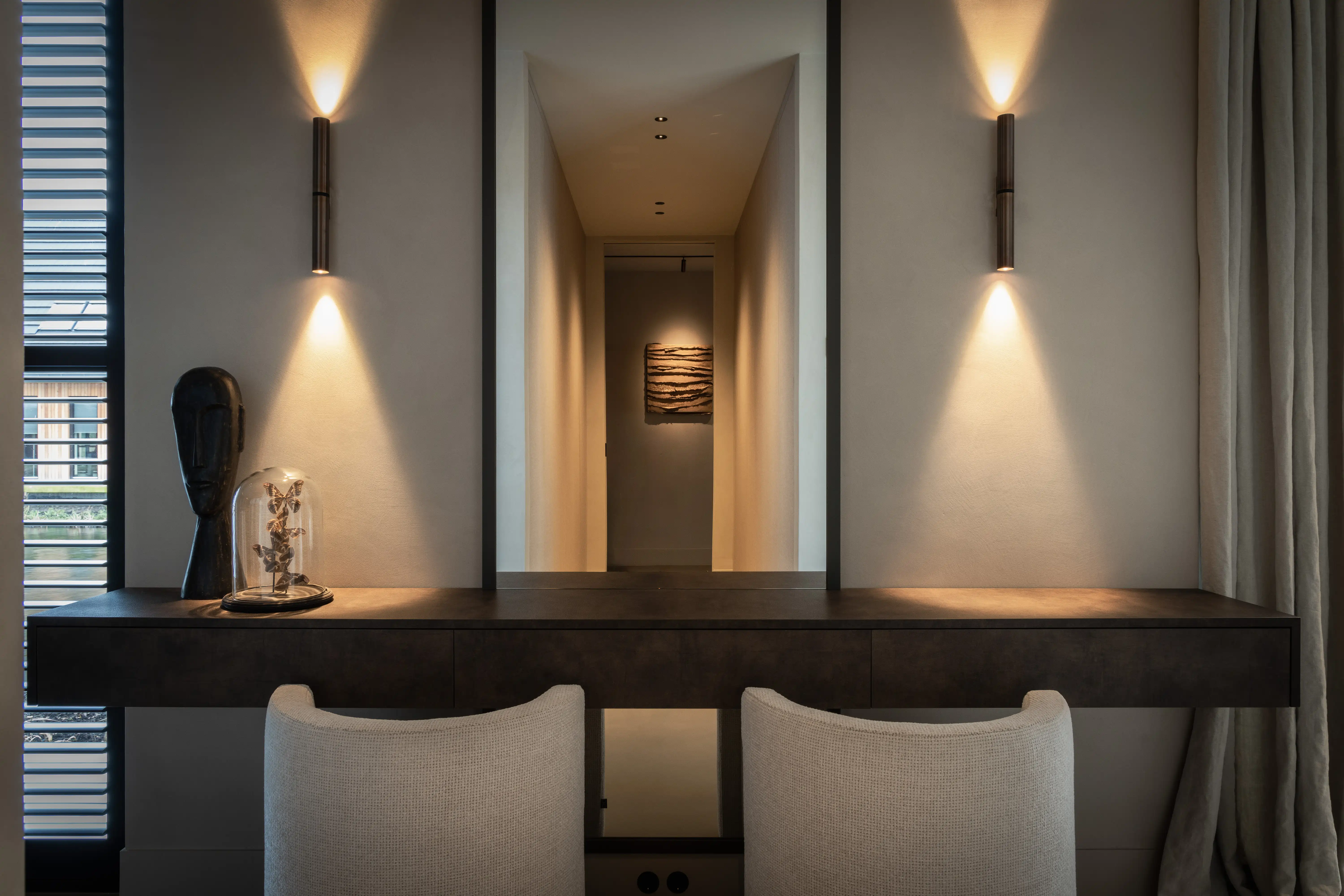 Villa aan het Water - Slaapkamer werkplek met wandlampen