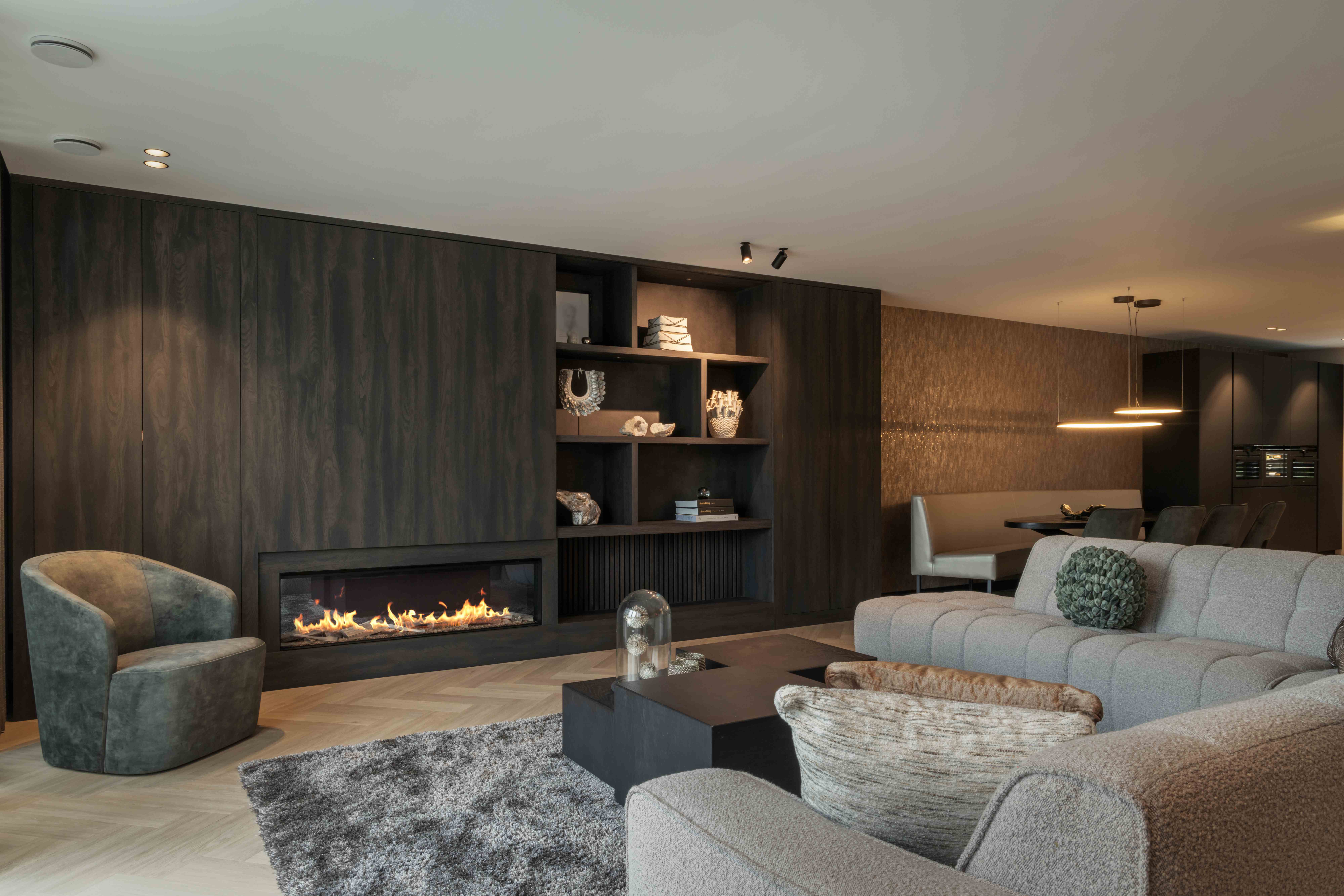 Wonen aan het water Waddinxveen - Open woonruimte met brandende haard en eethoek