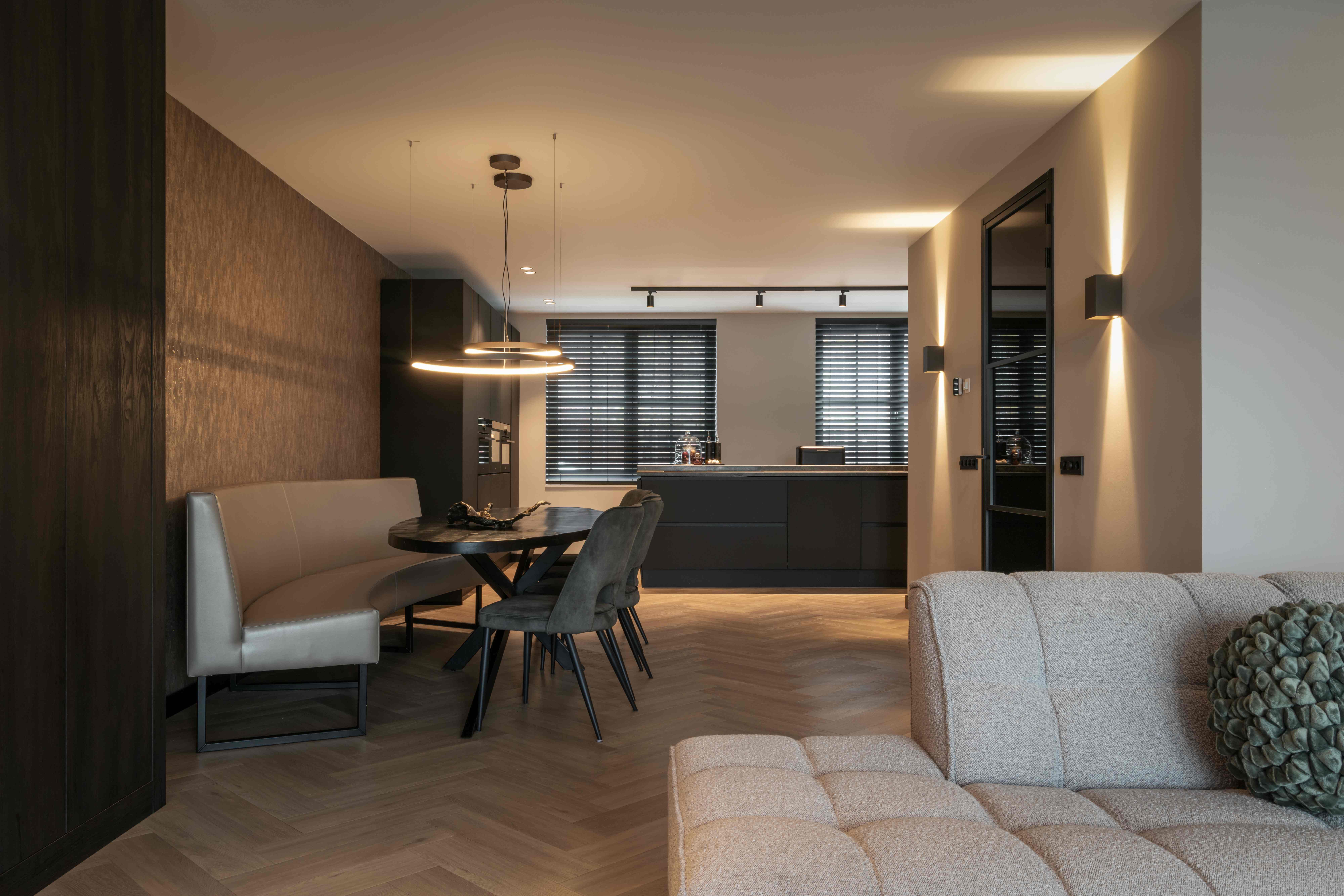 Wonen aan het water Waddinxveen - Eethoek met leren bank en ring hanglamp