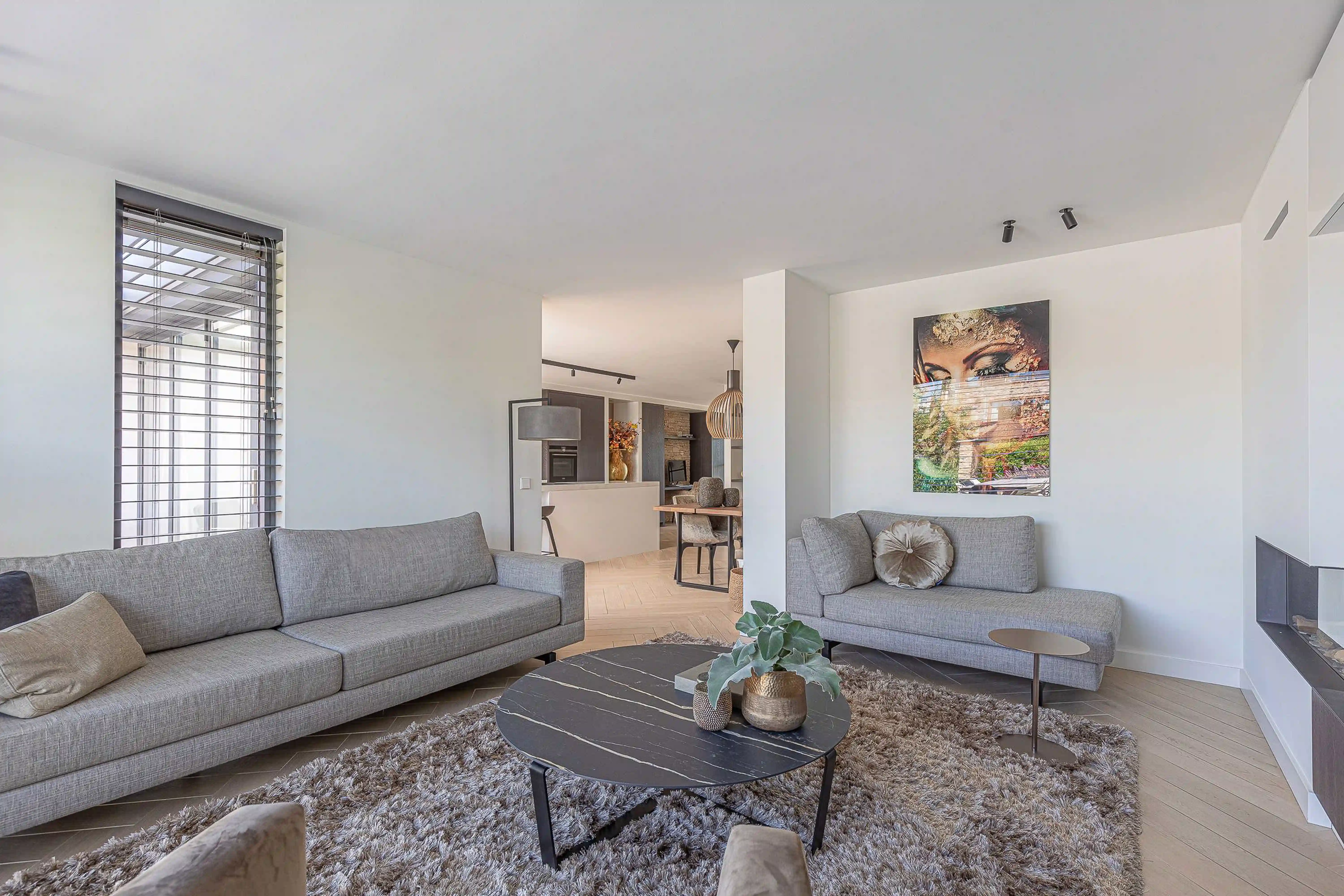 Wonen aan het water Reeuwijk 2 - Open living room with sofas and large portrait