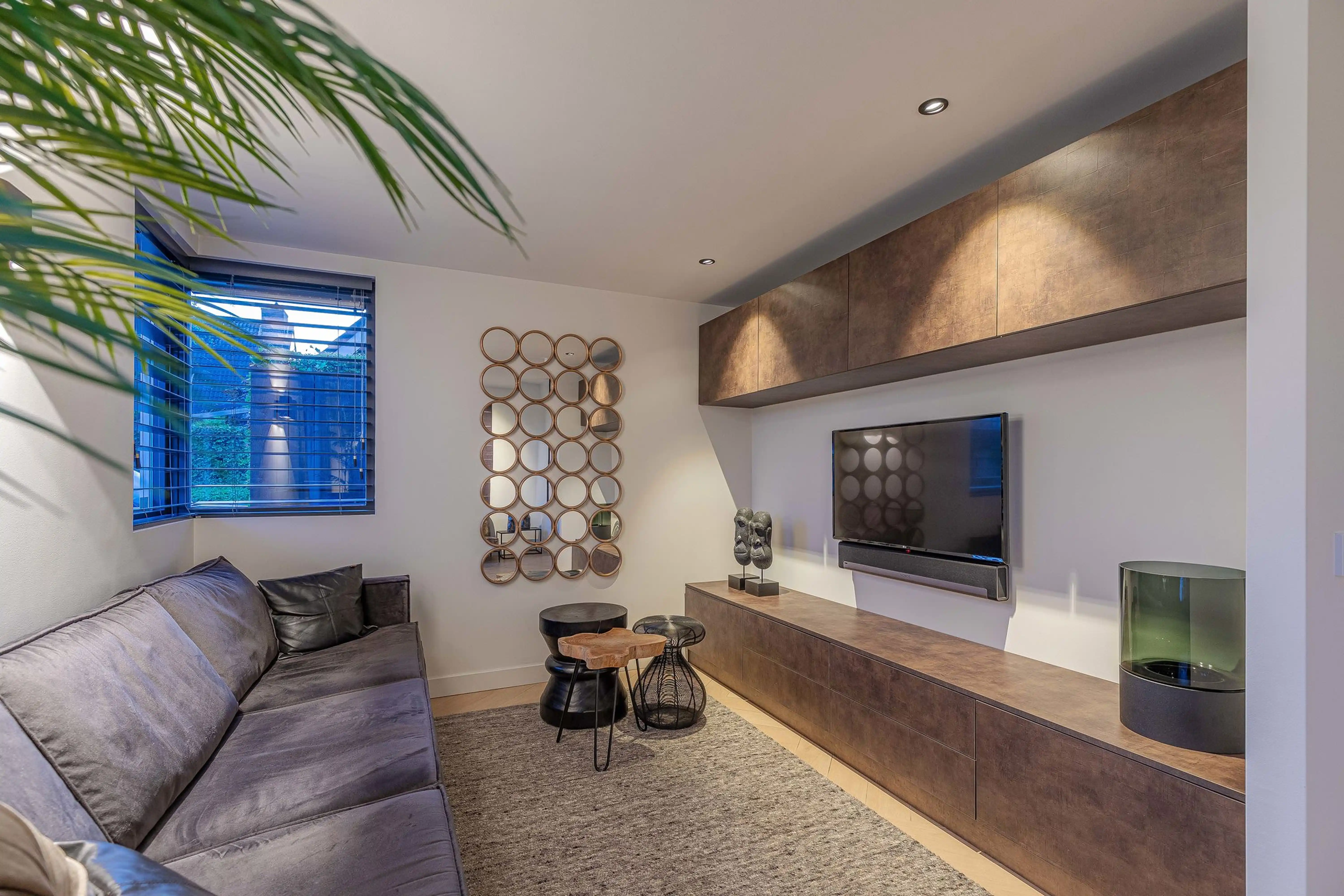 Wonen aan het water Reeuwijk 2 - Entertainment room with circular mirror wall decor